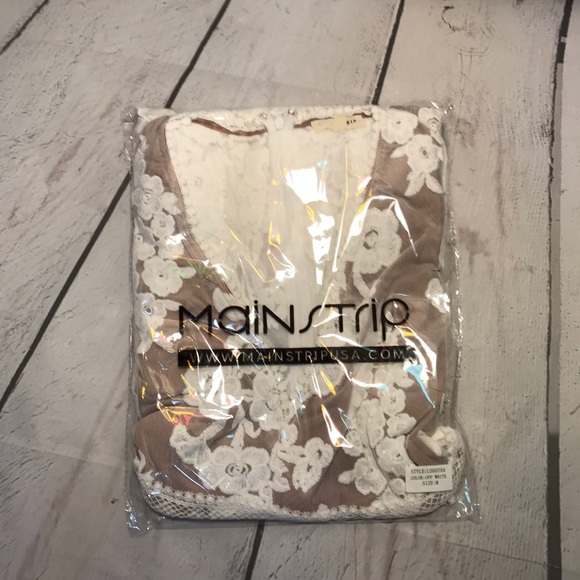 LAST ONE!!! Main Strip Lace Floral Mini - Picture 6 of 7